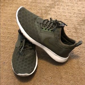 Nike - Olive Green